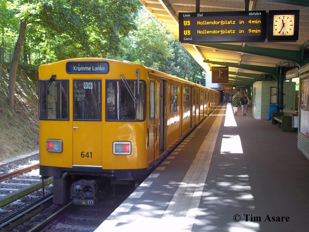 Der Wagen 641 des Typs A3L 82 im Juni 2011 auf der Linie U3 im Bahnhof Krumme Lanke. Es gibt nur 16 Wagen dieses Typs.