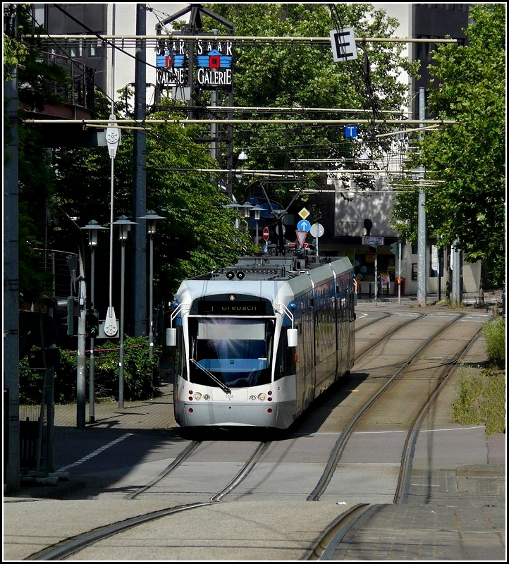 Der Wagen N� 1028 der Saarbahn f�hrt am 22.06.2009 auf der Linie 1 nach Brebach der Haltestelle Saarbr�cken Hauptbahnhof entgegen. (Jeanny)