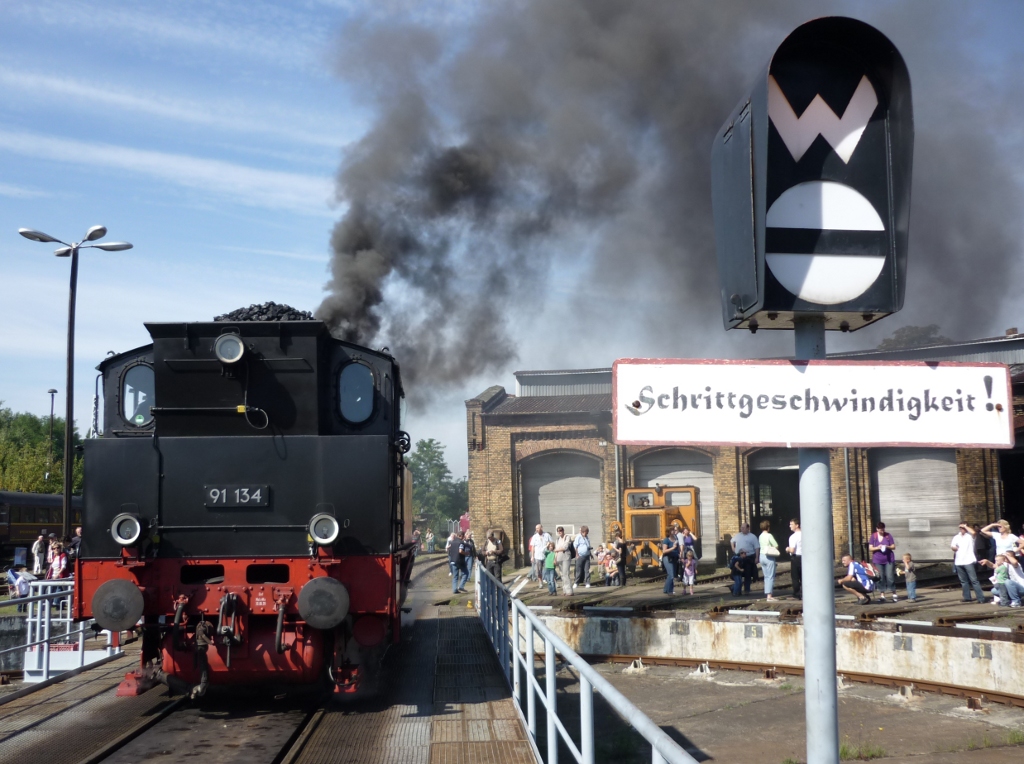 Der wahrscheinlich �lteste Gast beim Bw-Fest in Sch�neweide zeigt uns hier den R�cken. Die 91 134 der Mecklenburgischen Eisenbahnfreunde wurde bereits im Jahre 1898 gebaut. Bw Sch�neweide, 2010-09-12.