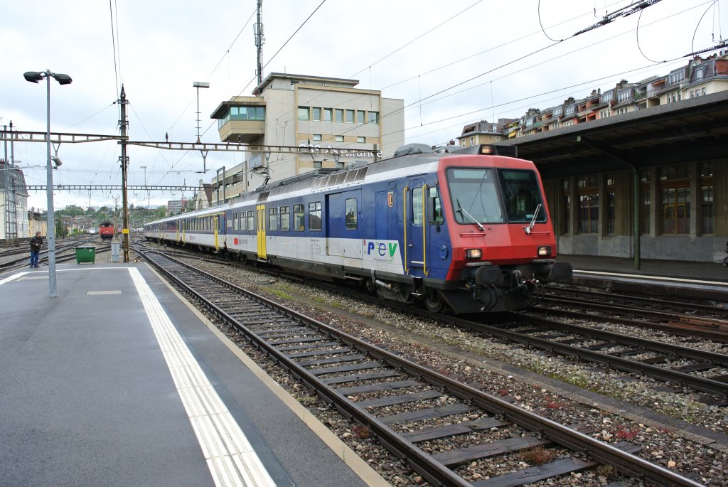 Der wahrscheinlich letzte NPZ westlich von Biel: RBDe 560 110 mit AB EWI, 2 B EWI und BDt EWII. Der Zug wird nun auf Gleis 70 rangiert, um anschliessend als RE 2847 nach Payerne zu fahren, 12.06.2012.