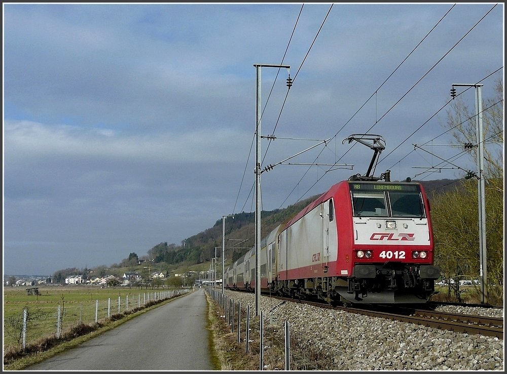 Der Wander- und Fahrradweg zwischen Lintgen und Mersch verluft grtenteils entlang der Bahnstrecke, wo die 4012 am 18.02.10 ihren Wendezug in Richtung Luxemburg zieht. (Jeanny) 