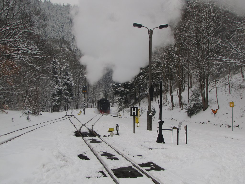Der Wasserkran und und ein Teil der Gleisanlagen am 29.03.2013 in Eisfelder Talmhle.