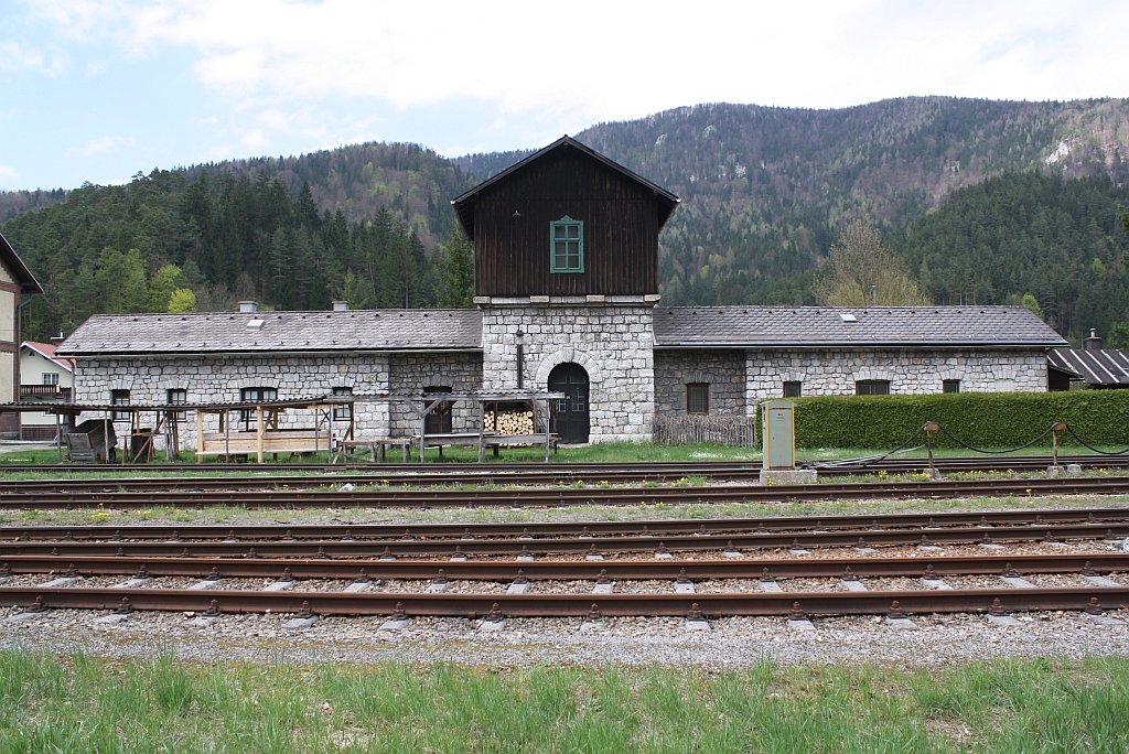Der Wasserturm sowie die ehemalige Bahnmeisterei im Bahnhof St. Aegyd am Neuwalde befinden sich in einem tadellosen Zustand. Bild vom 28.April 2013. 

