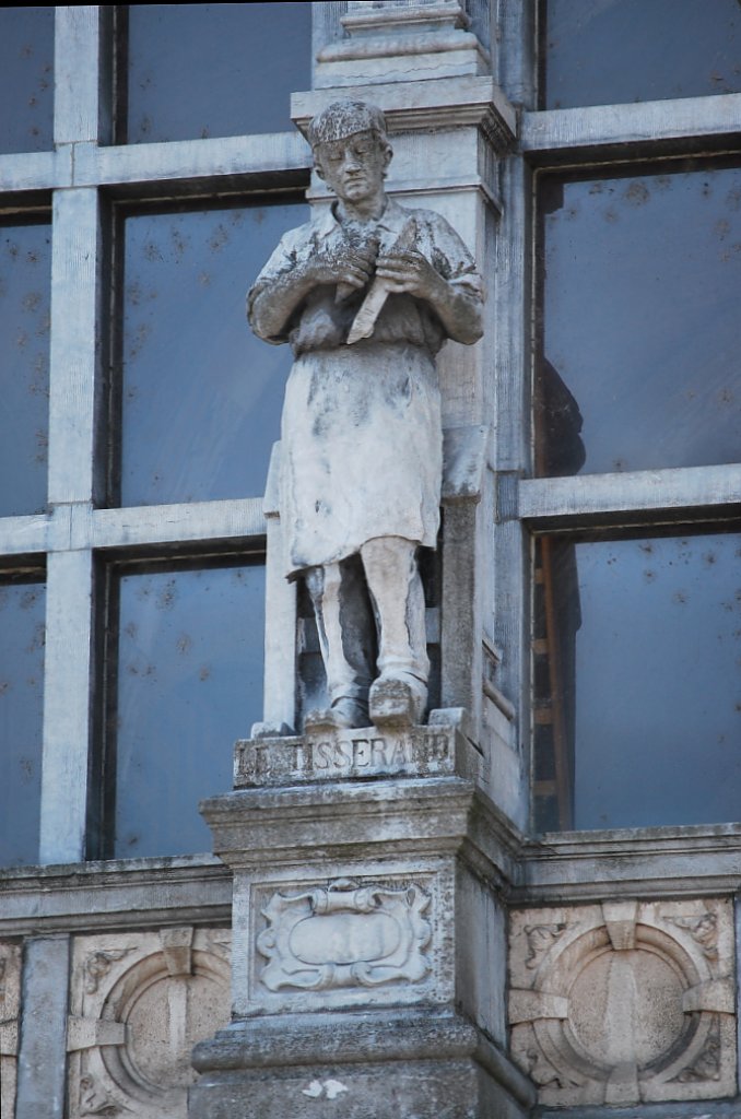  Der Weber , Statue an der Fassade des Vervierser Hauptbahnhofes zum Andenken an die vergangene Textilindustrie der Stadt. 27. Juni 2010.