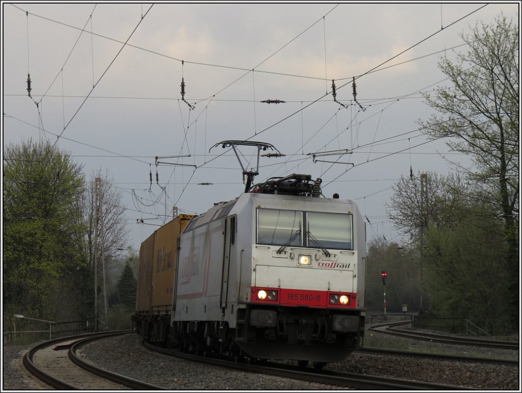 Der Weg ist das Ziel.Kurz davor befindet sich die Crossrail 185 580-8 mit ihrer
Gterfracht im Schlepptau. Noch wenige Kilometer ,dann ist Aachen West ereicht.
Location:Eschweiler im April 2013.