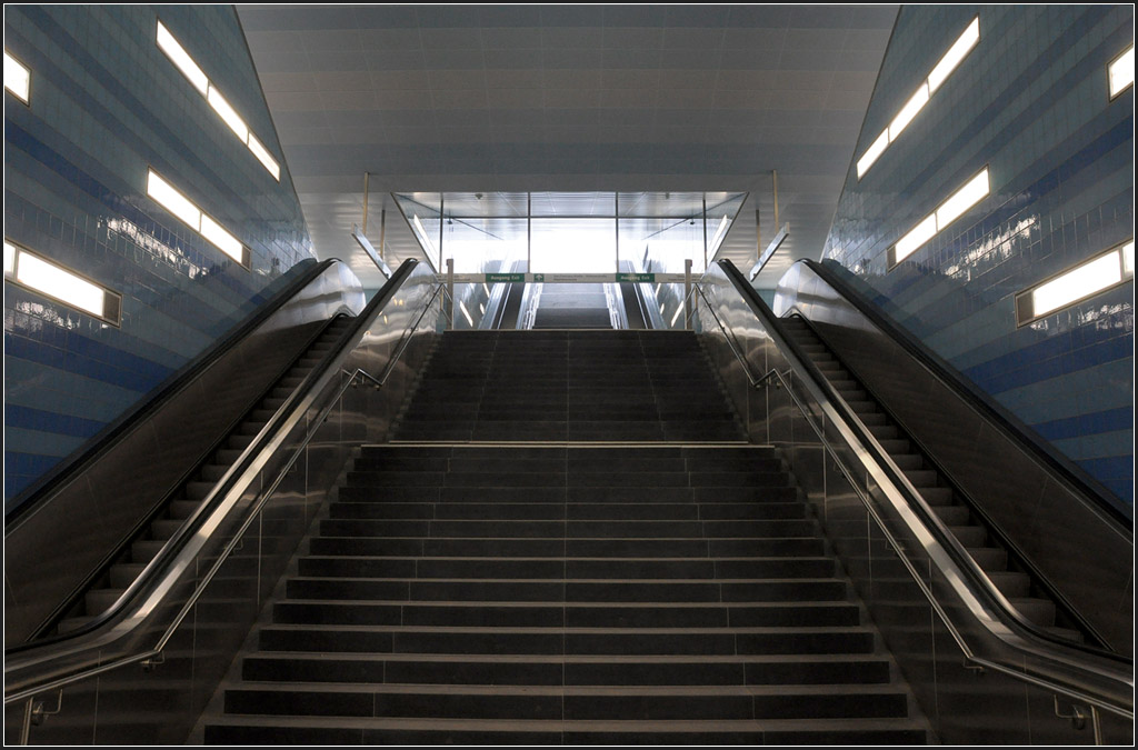 Der Weg zum Tageslicht - 

Treppenaufgang der neuen U-Bahnstation Überseequartier an der Hamburger U-Bahnline 4.

16.02.2013 (J)