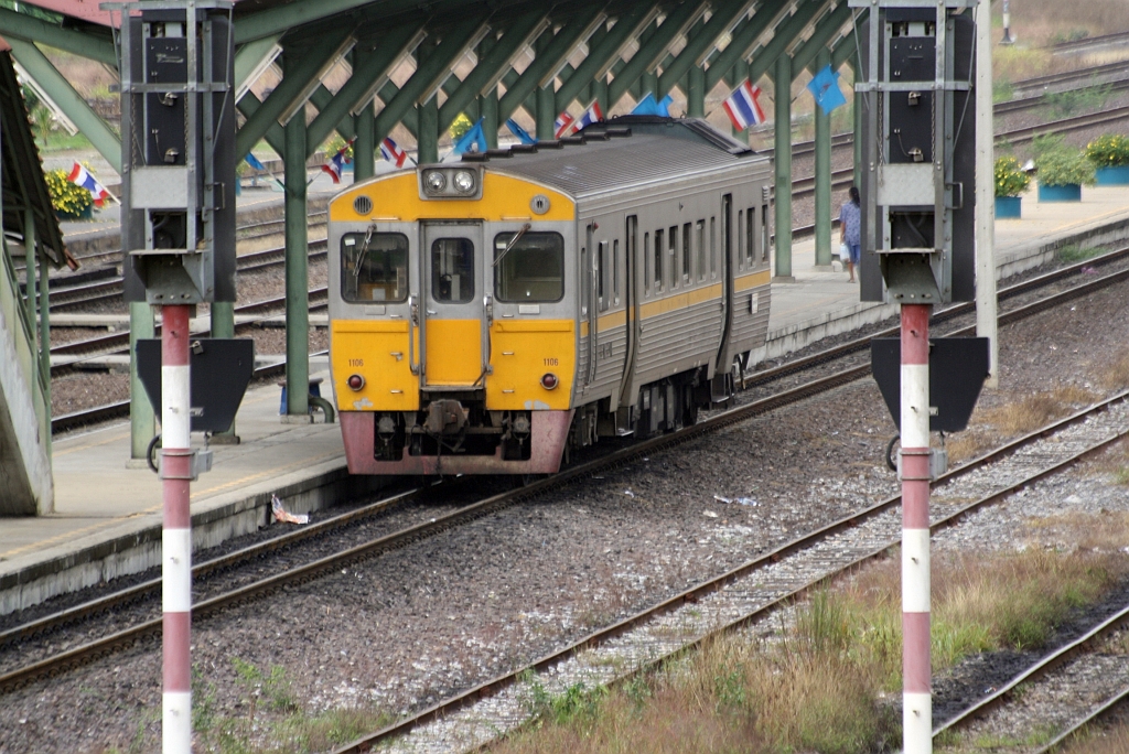 Der wegen �lverlust untauglich ausgereihte Tiebwagen THN 1106 wartet am 24.August 2010 im Bf. Ban Phachi auf seine �berstellung in die Werkst�tte.