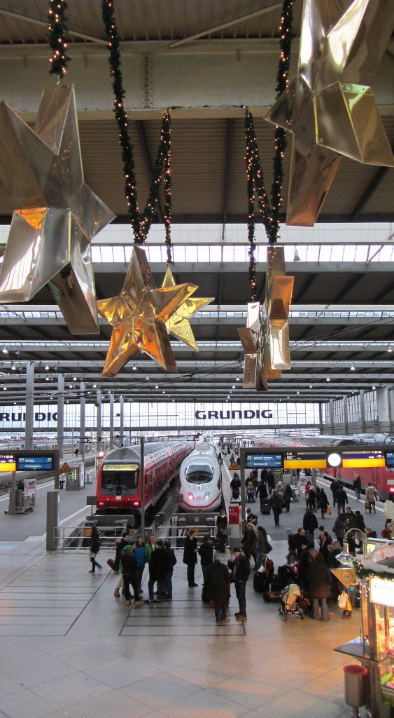 Der weihnachtlich geschmckte Mnchner Hauptbahnhof.(4.1.2013)