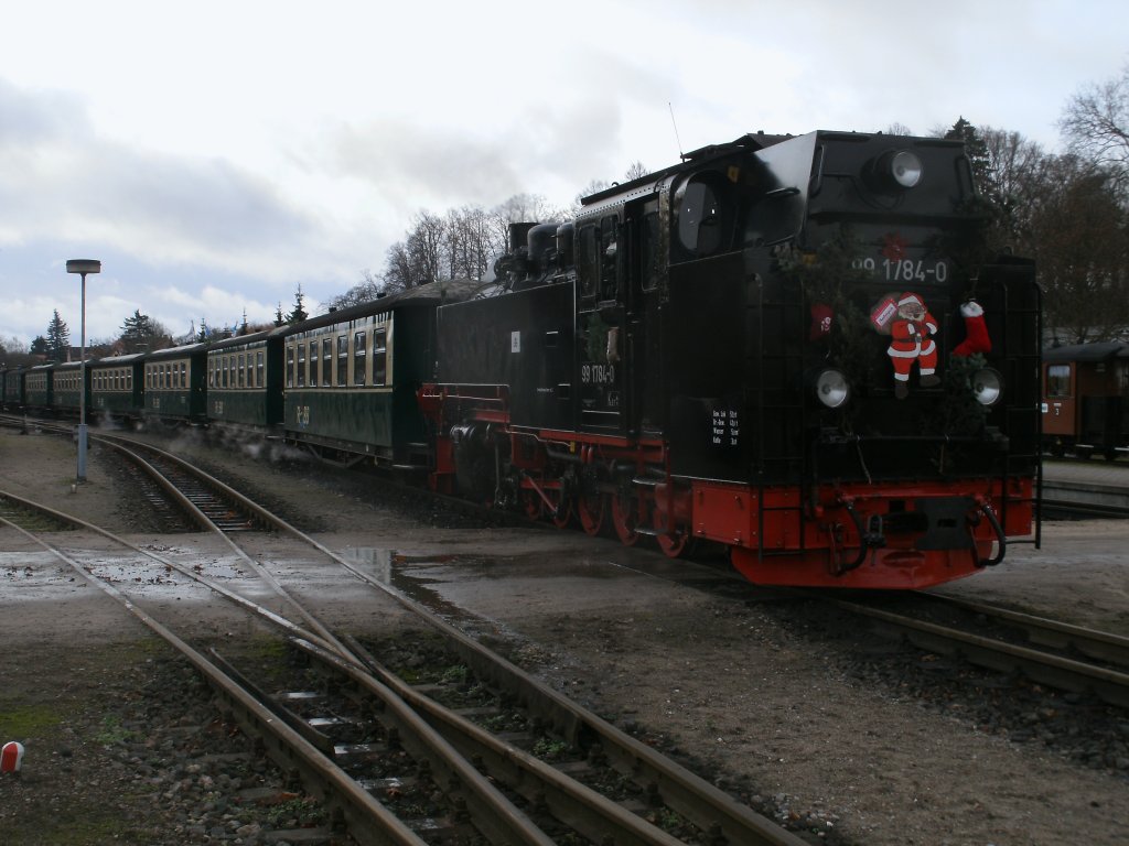 Der weihnachtlich geschmckte Weihnachtsmannsonderzug,am 10.Dezember 2011,vor der Abfahrt in Putbus.Die Sonderfahrt wird jedes Jahr vom Modellbahnclub Sassnitz organisiert und ist bei Gro und Klein beliebt.