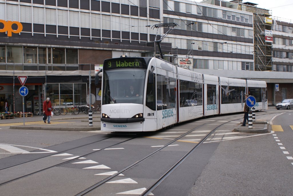 Der weisse Be 6/8 756 nhert sich am 14.11.09 der Station Breitenrain.
