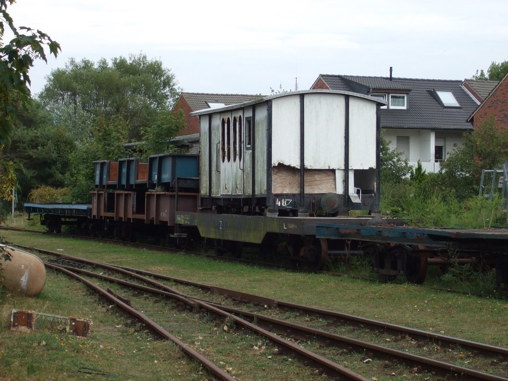 Der weie Wagen entstand Ende 1983 aus dem gedeckten Gterwagen 046 und dem Hilfsgepckwagen 164, der seit 1994 die Nr. 048´´ trgt. Bei dem Umbau wurden die Holzwnde durch Blech ersetzt und eine vierteilige Falttr eingebaut. Er war der letzte verbliebene gedeckte Gterwagen auf Wangerooge.
Dieses Abstellgleis ist von der Strae frei zugnglich! Aufgenommen am 01.08.2010 auf Wangerooge.
