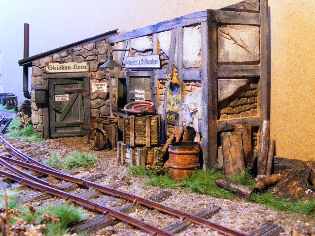 Der Weiterbau ist feststellbar: Material ist da fr Schlosserei und Stellmacherei - 01 gesehen bei einer Ausstellung in Wassmannsdorf
