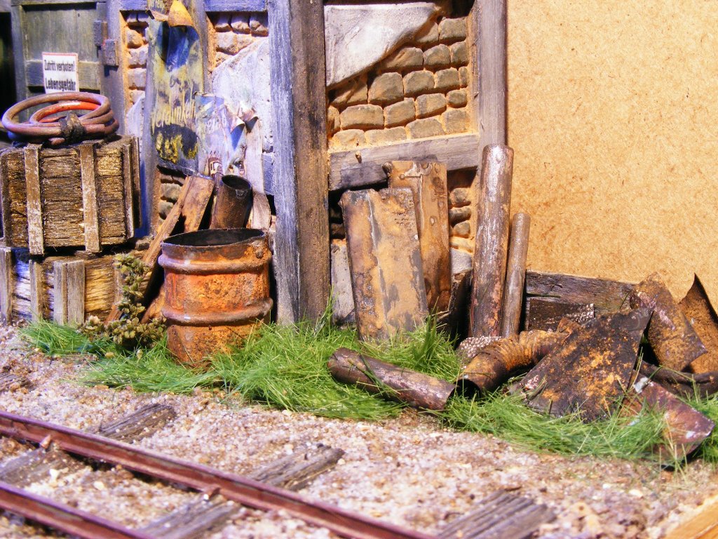 Der Weiterbau ist feststellbar: Schrott oder Wertstoffe? Platz neben der Schlosserei und Stellmacherei - 01 gesehen bei einer Ausstellung in Wassmannsdorf
