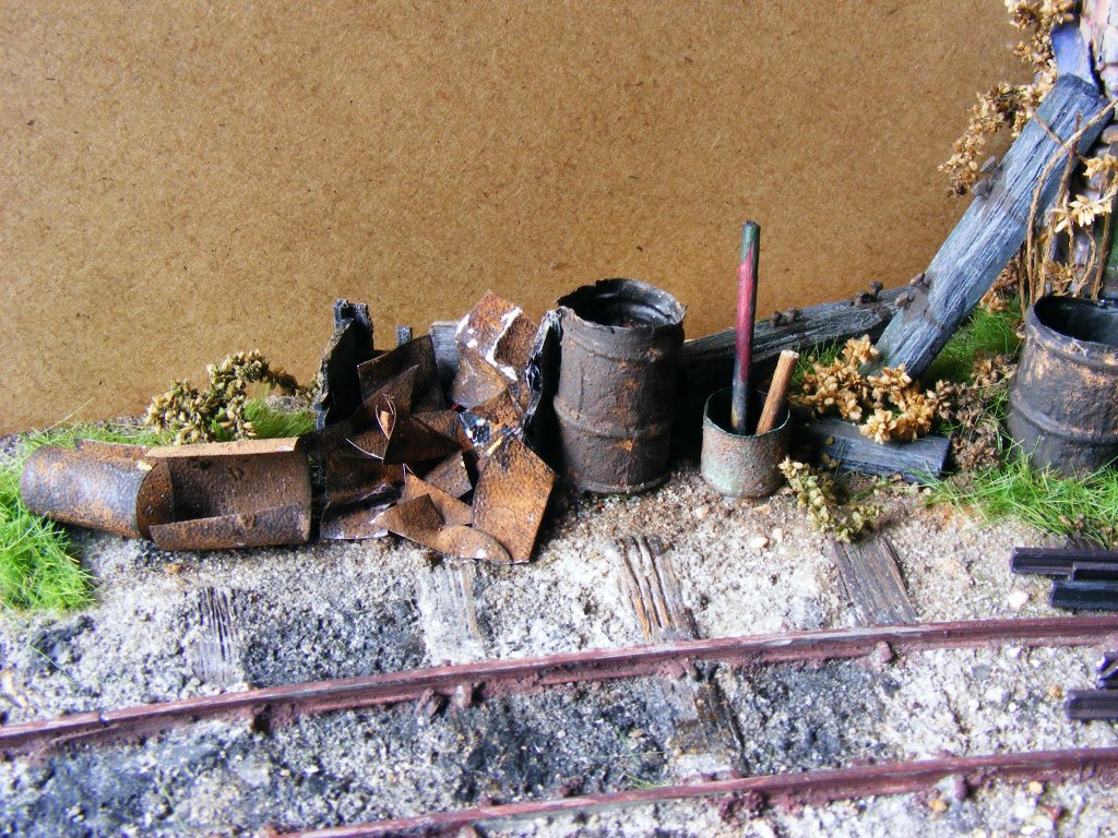 Der Weiterbau ist feststellbar: der Schrottplatz neben der Bude der Gleisbaurotte - 01 gesehen bei einer Ausstellung in Wassmannsdorf
