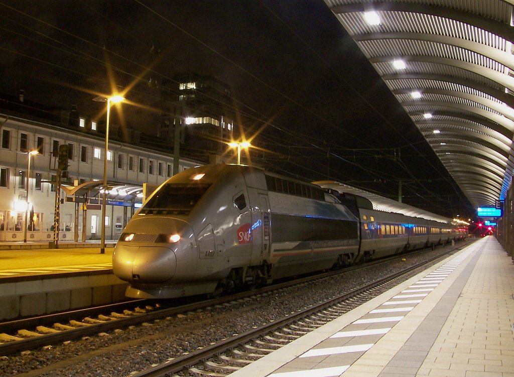 Der Weltrekord TGV 4402 ist als TGV 9552 Frankfurt (Main) - Paris Est am 09.12.2011 in Kaiserslautern