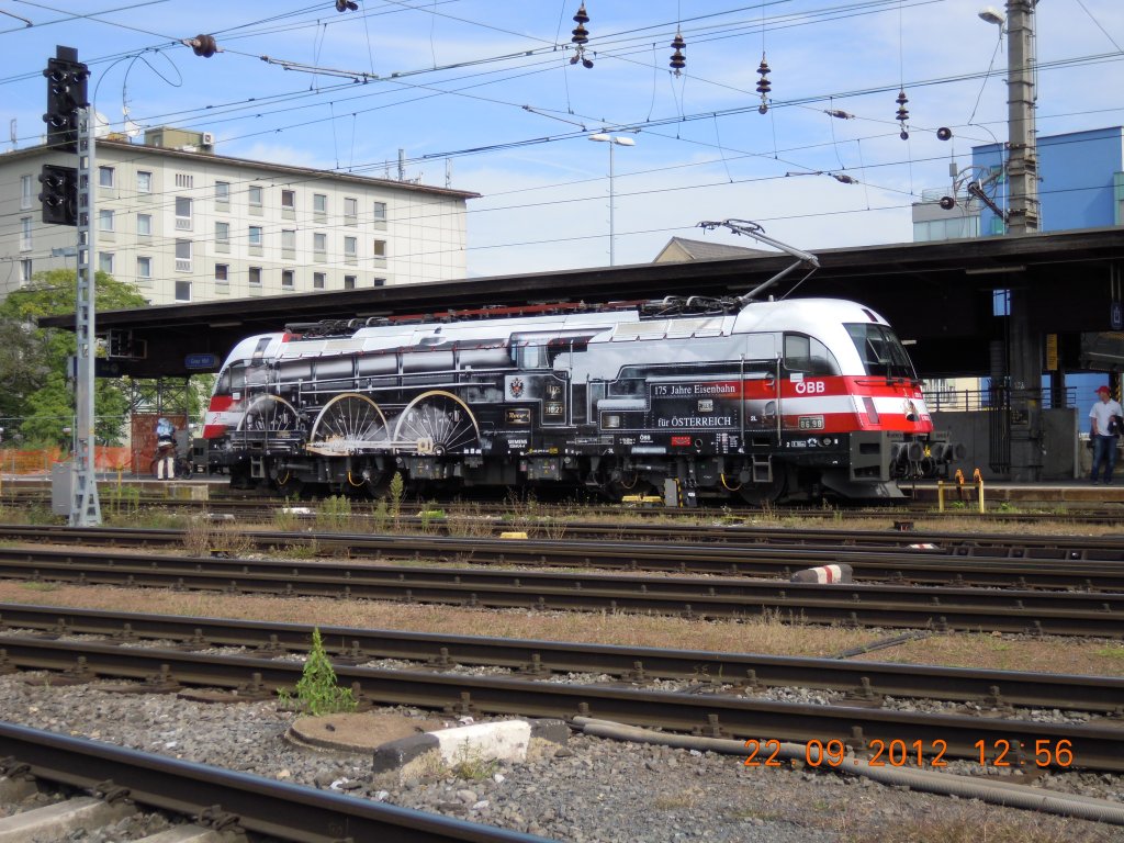 Der Werbetaurus  175 Jahre Eisenbahn fr sterreich  (1216 020-8) war anllich des Grazer Bahnhofsfestes am 22.9.2012 auf dem Hauptbahnhof der steirischen Landeshauptstadt zu sehen und stand fr Fhrerstandsmitfahrten zur Verfgung.