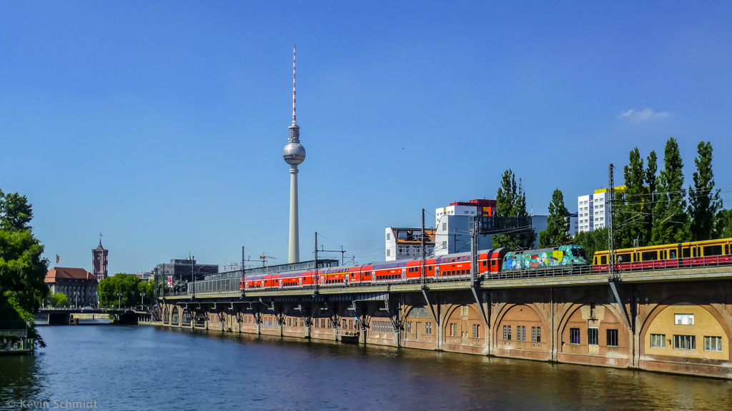 Der  Werbetaurus  182 013-3 erreicht in Kürze mit einem RE 1 von Brandenburg Hbf nach Frankfurt (Oder) den Berliner Ostbahnhof. Hier befindet sich der Zug an der S-Bahn-Station Jannowitzbrücke auf der Berliner Stadtbahn. (02.08.2013)