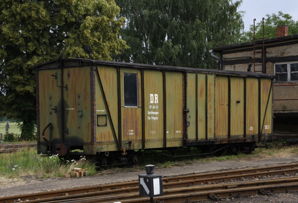 Der Werkstattwagen 97-09-60 am 26.06.2011 im Bahnhof Mgeln. 

