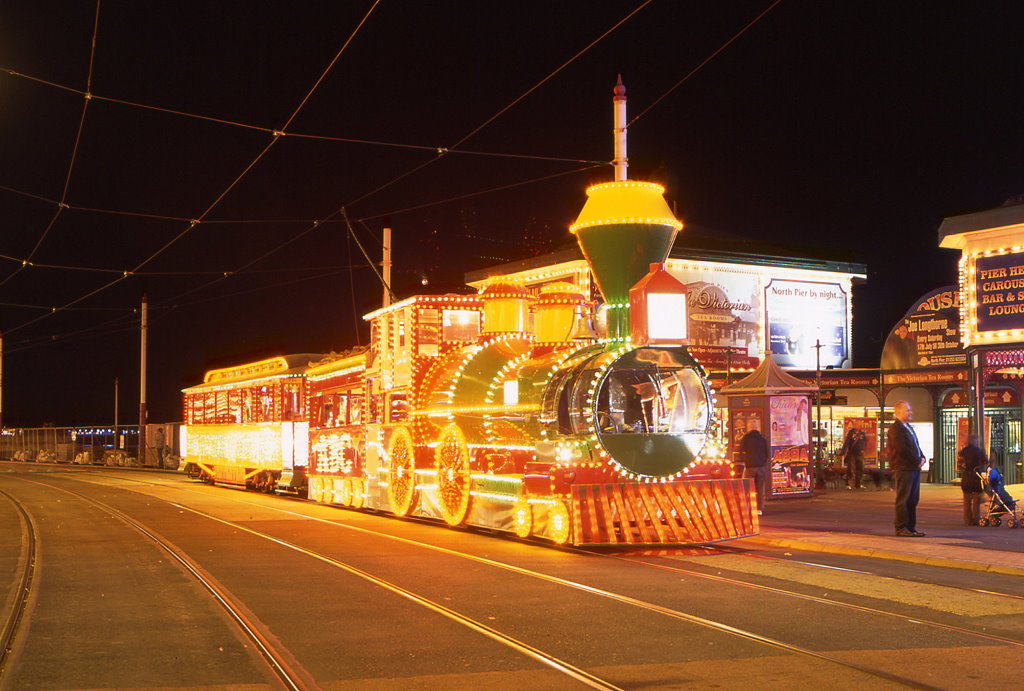 Der  Western Train  wartet an der Haltestelle North Pier zur Rundfahrt whrend der abendlichen Blackpool Illuminations, 05.09.2010.