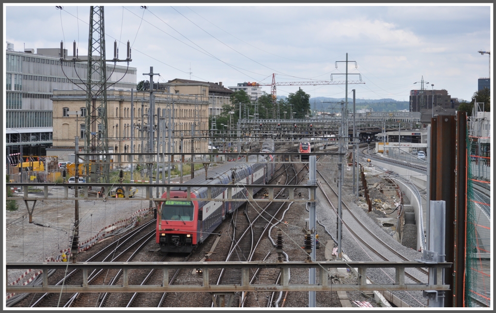 Der Westkopf des Bahnhofs Zrich Oerlikon ist eine einzige Grossbaustelle. Neben dem Kferbergtunnel und dem Wipkingertunnel muss jetzt noch der dritte doppelspurige Weinbergtunnel der neuen Durchmesserlinie ab Zrich HB angeschlossen werden. (14.07.2011)