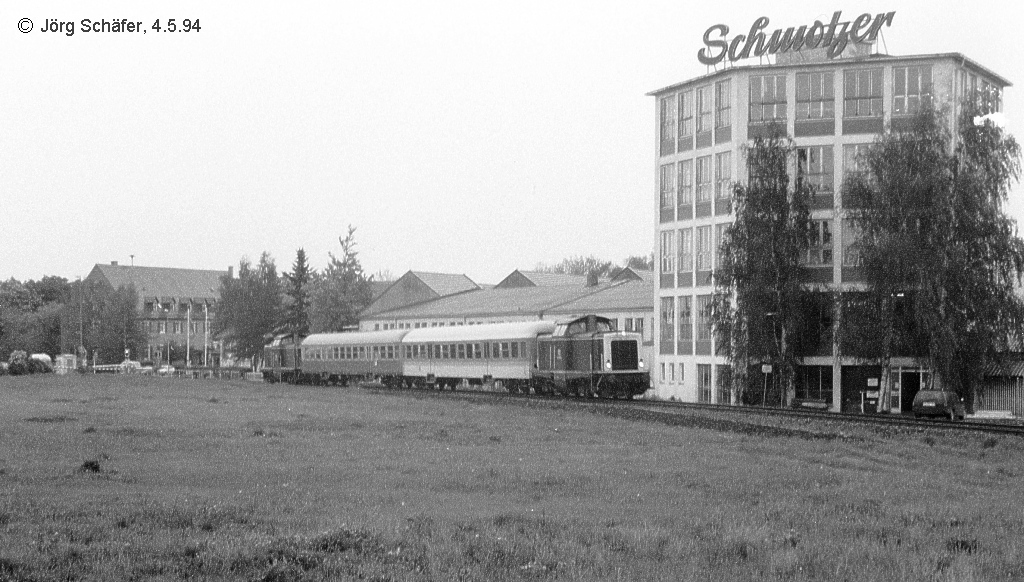 Der westliche Bad Windsheimer Stadtrand wird vom Hochhaus der Firma Schmotzer dominiert. Am 4.5.94 fotografierte Jrg S. eine „Sanwichgarnitur“ mit 2 Dieselloks bei der Weiche zum damals noch genutzten Werksanschluss.