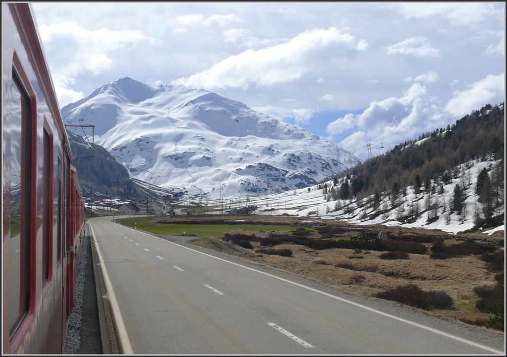 Der Wetterbericht versprach schnes Wetter fr die Sdseite, was dann allerdings nur teilweise zutraf. Der Blick aus dem R1617 geht Richtung Berninapass mit dem Piz Lagalb links und rechts die Luftseilbahn auf die Diavolezza, wo immer noch Ski gefahren wird und das runter bis zur RhB Station. (20.05.2010)