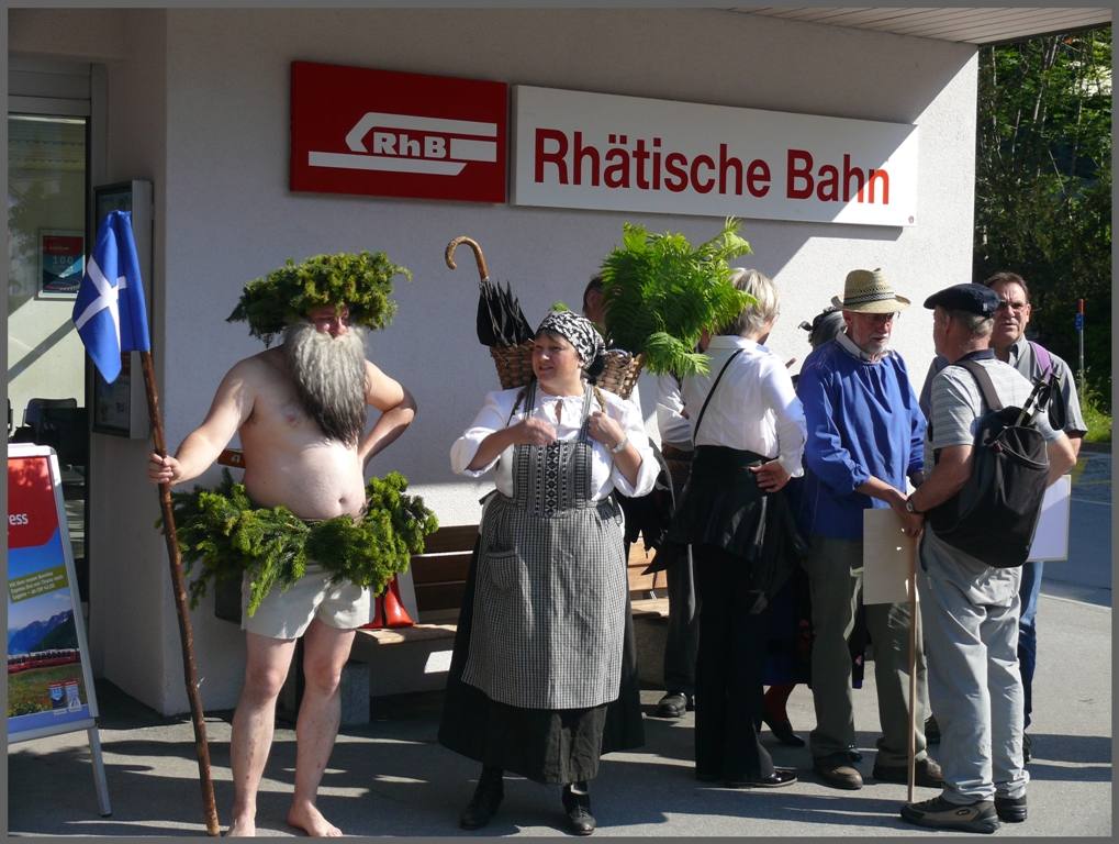 Der  Wilde Mann  steht im Wappen der Gemeinde Klosters und begrsst hier symboltrchtig die 450 Teilnehmer der Walservereinigung Schweiz, die hier ihre 50. Jahresversammlung abhalten. Die Meisten reisen mit der RhB nach Klosters. (26.06.2010)
