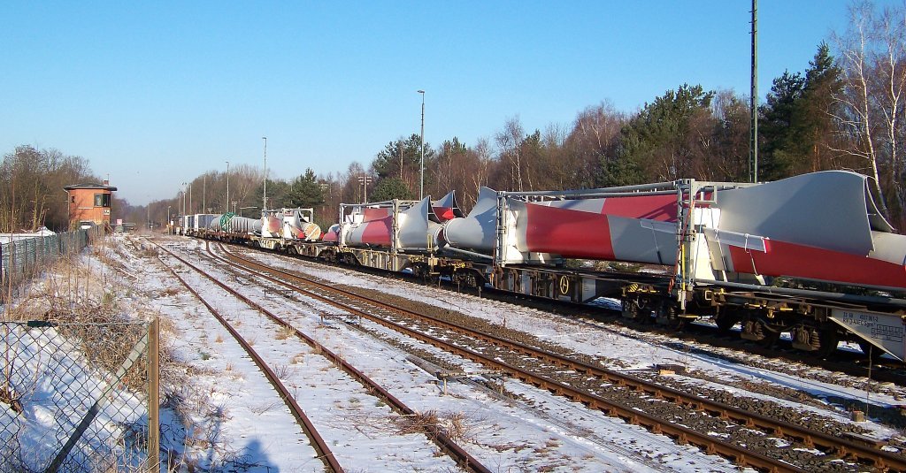 Der Windradzug verlsst Munster und fhrt weiter Richtung Soltau. (16.03.10)