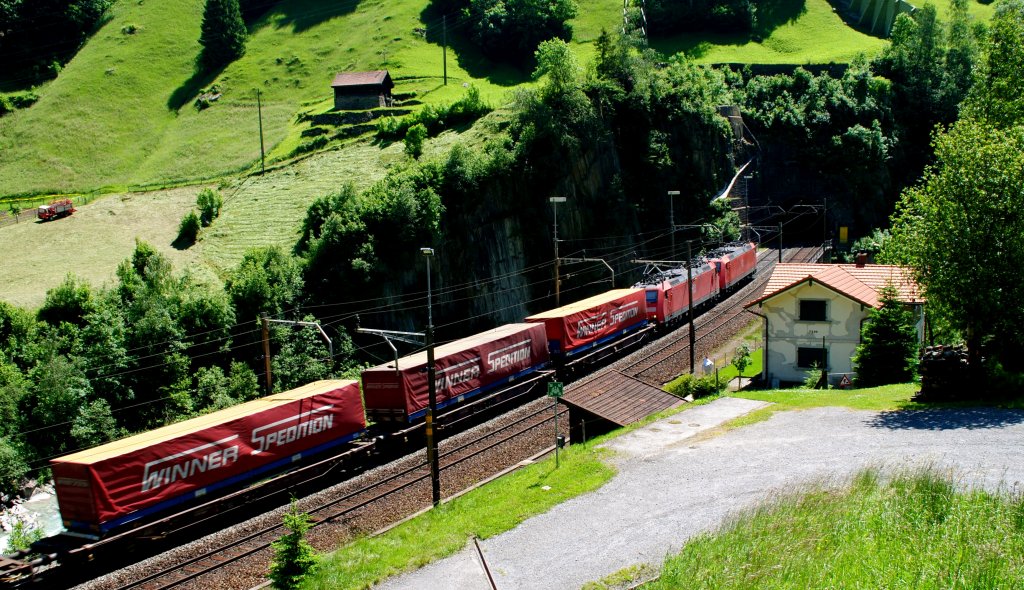 Der Winnerzug fhrt gerade in die Wattinger kehrtunnel(1084m.)
ein, weiter die Gotthard-Nordrampe hinauf richtung Italien am
24-06-2010