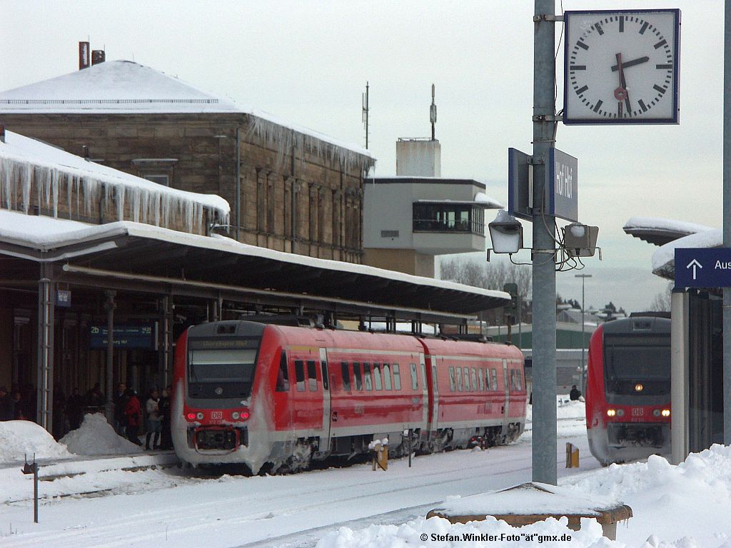 Der Winter hat Hof Hbf am 10.12.2010 voll im Griff. Hier Momentaufnahme auf einen 612er am Hausbahnsteig, rechts steht die n�chste Garnitur. Man beachte die Eiszapfen am Dach des EG. Fr�her war die Bahnsteig�berdachung am Hausbahnsteig nahezu doppelt so lang, das wird wohl seinen Grund gehabt haben.....