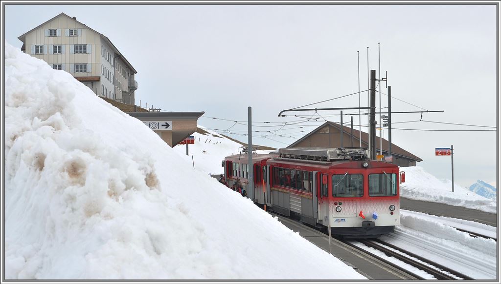 Der Winter hat sich auf der Rigi mit aller Kraft zurckgemeldet. BDhe 4/4 21 plus Bt der Vitznau Rigi Bahn auf Rigi Kulm.(04.04.2013)