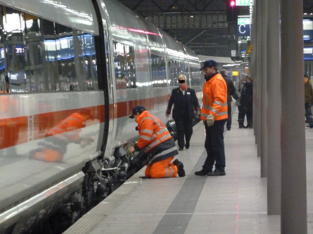 Der Winter und die ICE´s ....
Hier war das Problem das die Trittstufe sich nicht mehr einklappen lies weil sie komplett zugeeist war..
Mit Hammer Meisel und Enteiser gings der Treppe zum Leib...
Nach 45min Versptung dank der Treppe konnte der ICE nach Wiesbaden endlich starten...
Dresden HBF 4.12.10