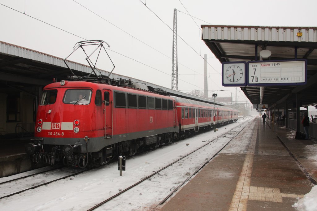 Der Winter machts mglich: Bgelfalten- und n-Wagen-Invasion in Magdeburg Hbf. Als Ersatz fr den IC 2048 auf der Strecke Magdeburg - Hannover steht an Gleis 6 die 110 434-8 (DB Regio Frankfurt) mit drei Wagen bereit. Fotografiert am 23.12.2010. 