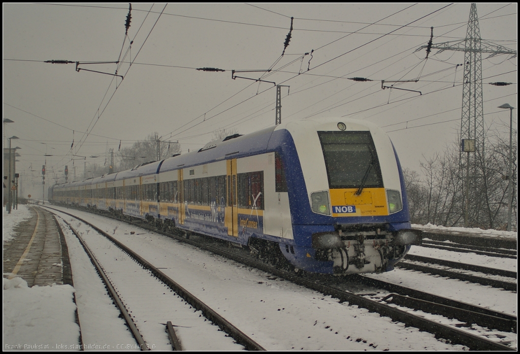 Der Winter meldete sich noch einmal mit seinen Schattenseiten zurck. Schneefall, Grau in Grau. Hier schiebt 146 522 den InterConnex nach Warnemnde am 29.03.2013 als Umleiter durch Nuthetal-Saarmund. Gru an den Tf!