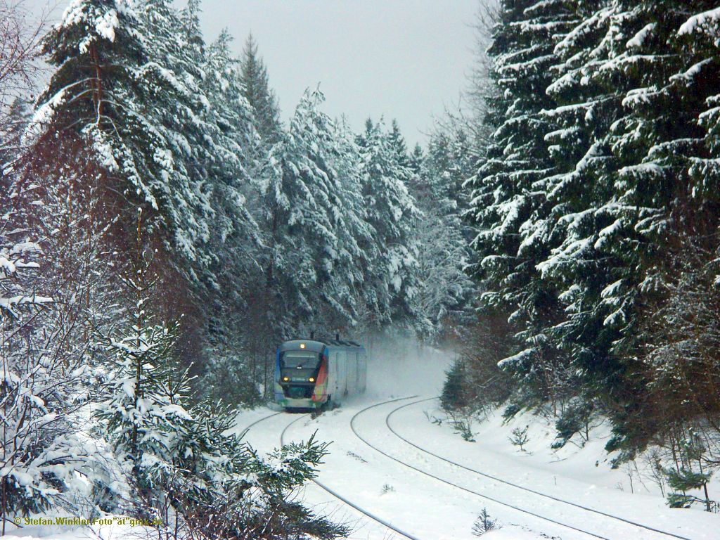 Der Winter ist zurck in Oberfranken, hier bei Martinlamitz. Am 27.01.2011 kommt der VGB Vogtland-Werbezug aus dem Wald gen Hof gerauscht...