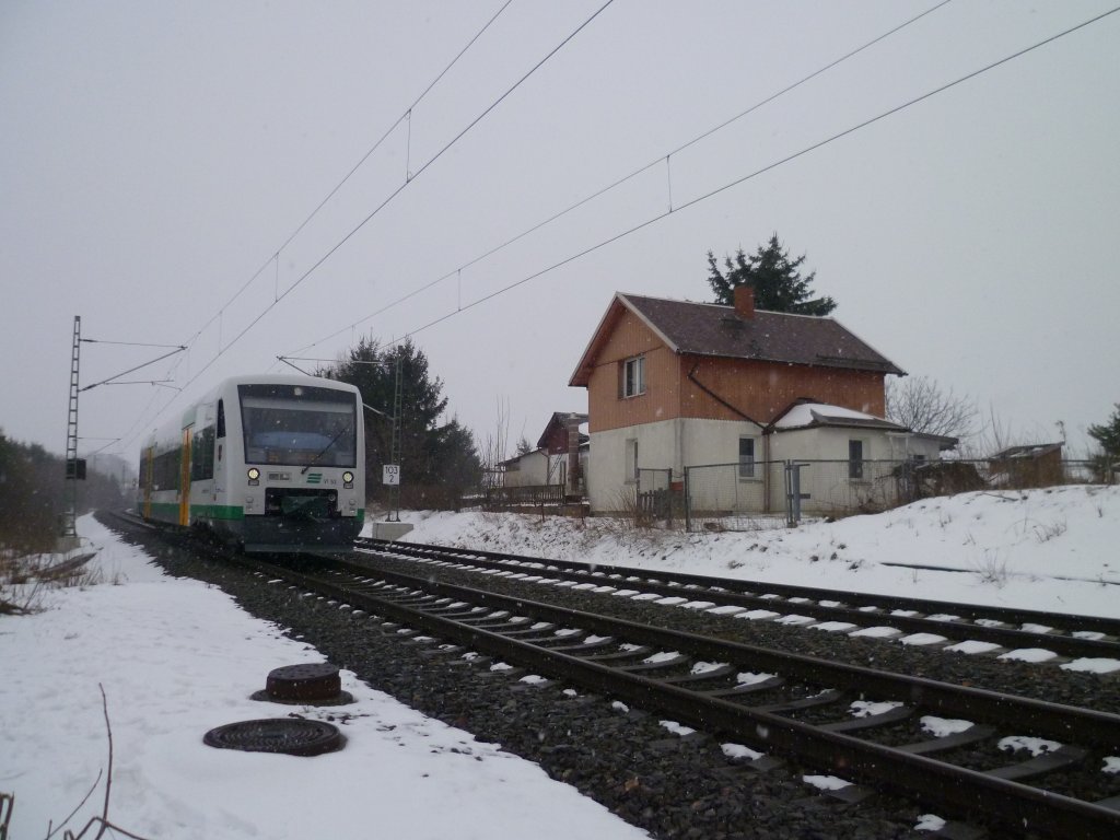 Der Winter ist zurck im Vogtland. Hier ein VT 650 der Vogtlandbahn am 18.03.13 in Frohsinn Richtung Plauen/V.