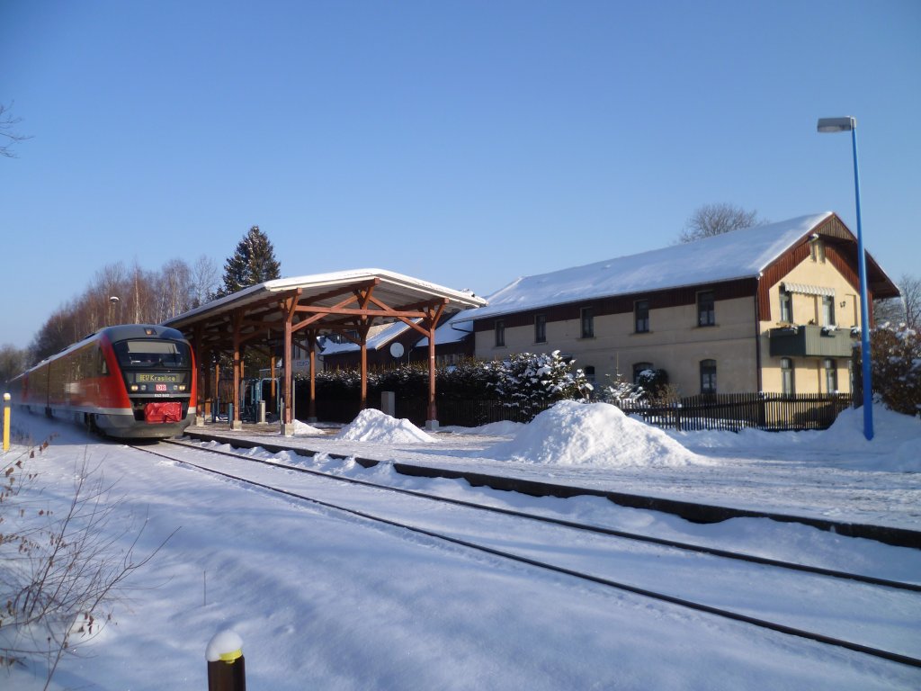 Der Wintersportzug von Leipzig nach Kraslice, fuhr am 11.02.12 ber Rodewisch/V. Hier zusehen am Bahnhof 642 640 und 642 xxx.