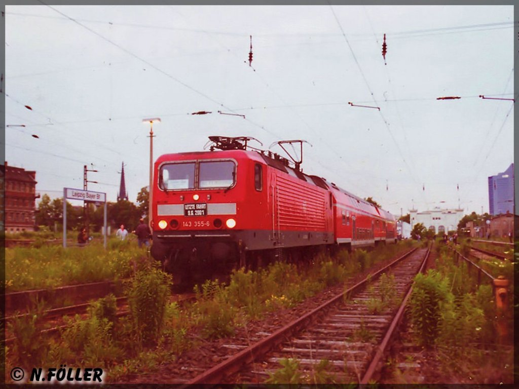 Der wirklich allerletzte Regelzug verlsst am Abend des 09.06.2001 den Bayerischen Bahnhof in Leipzig. (gescanntes Foto)