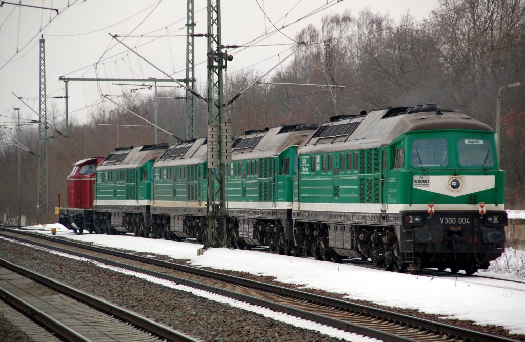 Der Wismut-Lokzug verlsst nach der IC-Durchfahrt am 18.02.10 den Bahnhof Muldenstein Richtung Bitterfeld.