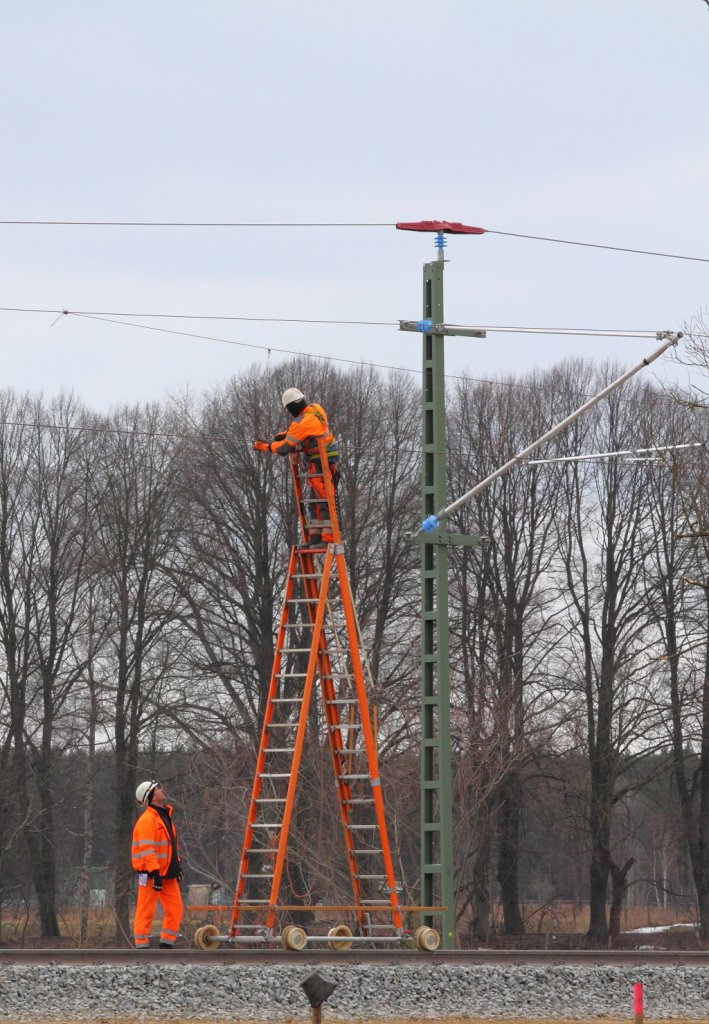 Der wohl kleinste Oberleitungsmontagewagen oder wohl Turmwagen? So gesehen in Nassenheide am 06.04.2013.