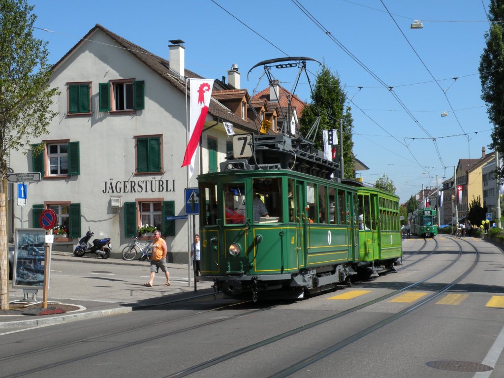 Der wohl schnste Oldtimer der Basler Verkehrs Betriebe ist der Wagen 47. Auf dem Bild fhrt er mit dem Anhnger 331 Richtung Binningen Kronenplatz. Die Aufnahme stammt vom 15.08.2009.