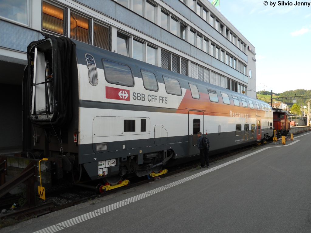 Der WRB 50 85 88-94 013-2 wurde bei einem Rangierunfall in St.Gallen erheblich beschdigt. Am 21.6.2011 stand er neben dem Bahnhof St.Gallen, wo er auf eine berfhrung in die Werkstatt wartete.