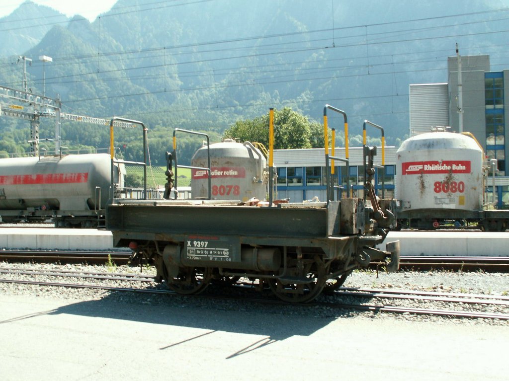 Der X 9397(ex.N 8019,Langholzwagen von 1906)als Verbindungselement zwischen Schmalspur- und Normalspurfahrzeugen im Bahnhof Untervaz. Der Wagen verfgt ber beide Kupplungssysteme.Vielleicht etwas fr Modellbauer? Untervaz20.07.10