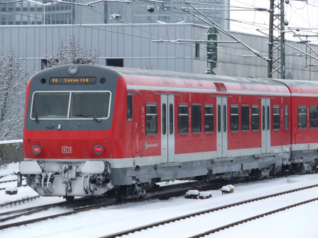 Der X-Steuerwagen am Zugschluss einer S6, die am 03.01.2010 den Essener Hbf aus Richtung Kln-Nippes erreicht.