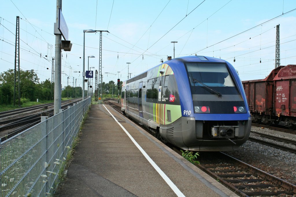 Der X73910 kurz vor dem Umsetzen von Gleis 4 auf Gleis 5 am Morgen des 25.07.13 in Mllheim (Baden).
Der Zug wird um 09:45 Uhr dann wieder als RB 87482 nach Mulhouse-Ville zurck fahren.