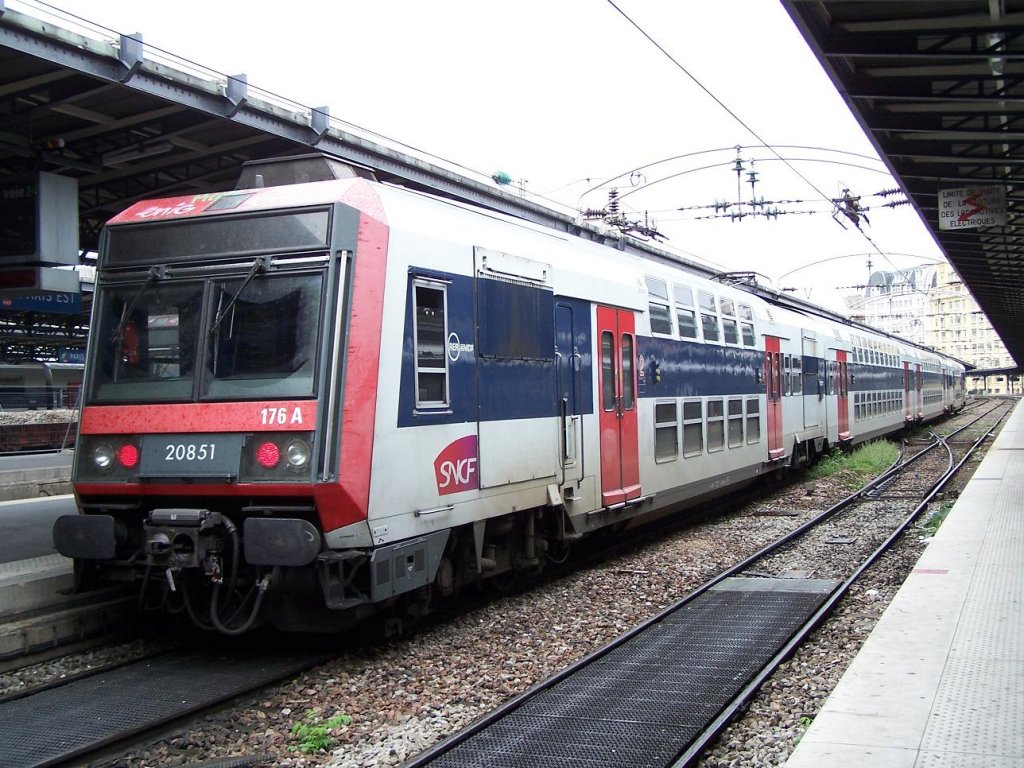 Der Z 20851 mit der Ile de France Lackierung im Bahnhof Paris Est am 04/10/10.