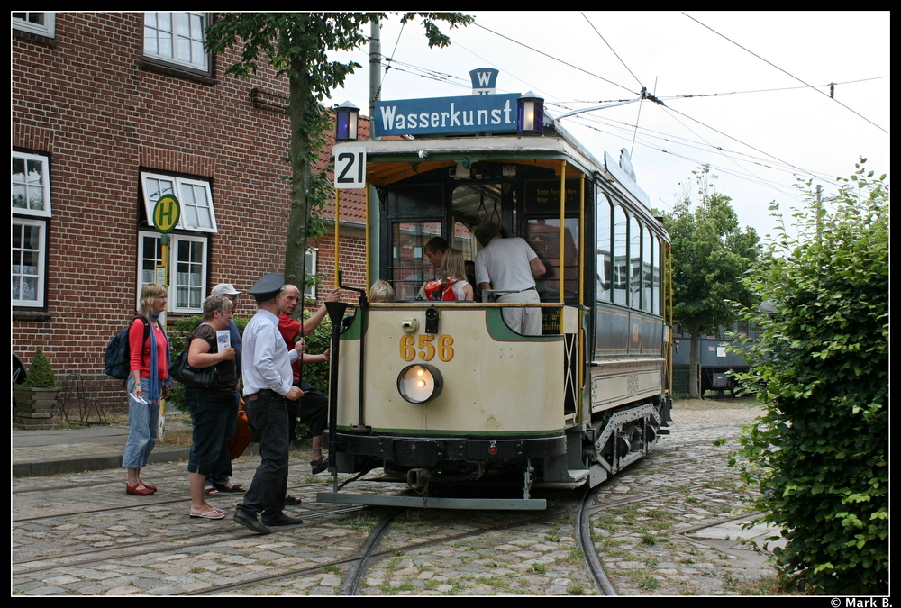 Der Z1 Triebwagen 656 ist seit den 50er Jahren Museumswagen der Hamburger Straenbahn. Noch vor der Einstellung der Tram im Jahre 1978 brachte der VVM verschiedene Fahrzeuge nach und nach ber Umwege zum Schnberger Strand. Noch heute befrdert dieser 116 Jahre alte Straenbahnwagen Fahrgste. Wenn auch nicht mehr zur Wasserkunst wie er es auf seiner Schilderung verspricht. Aufgenommen am 01.08.10.