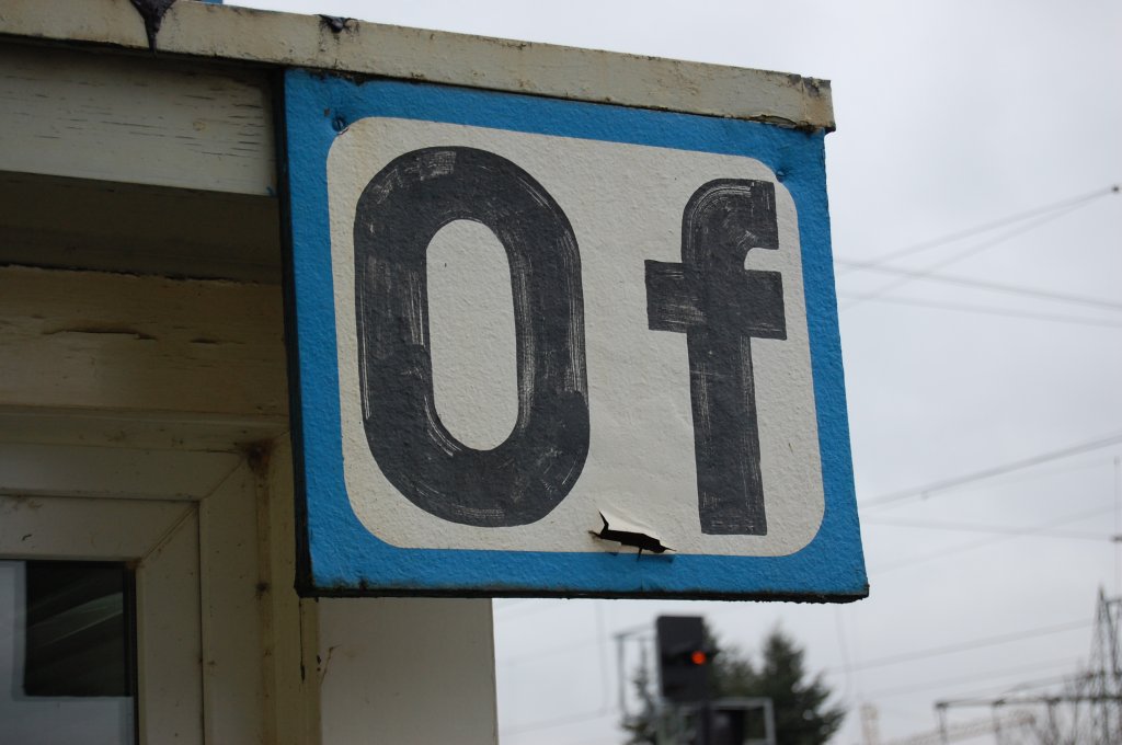 Der Zahn der Zeit nagt an allem, sogar das Schild am ehemaligen Gleisbildstellwerk im Bahnhof Rheydt-Odenkirchen kann sich dem Verfall nicht wiedersetzen. 12.1.2008