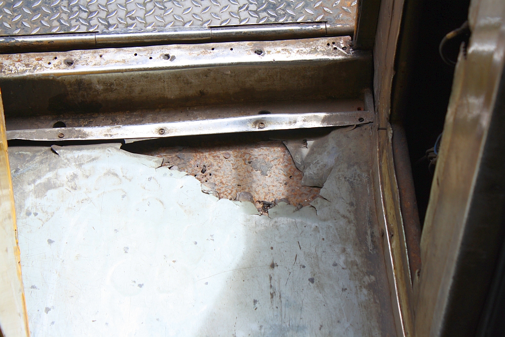 Der Zahn der Zeit nagt unerbitterlich: Fussboden bei der Stirntüre des พซข.28 (พซข. = BTD/Bogie Trailer Diesel Railcar With Driving Cab, Hitachi/Nippon Sharyo, Bauj. 1971) aufgenommen am 16.Juni 2011 im Bf. Bua Yai Jn..
