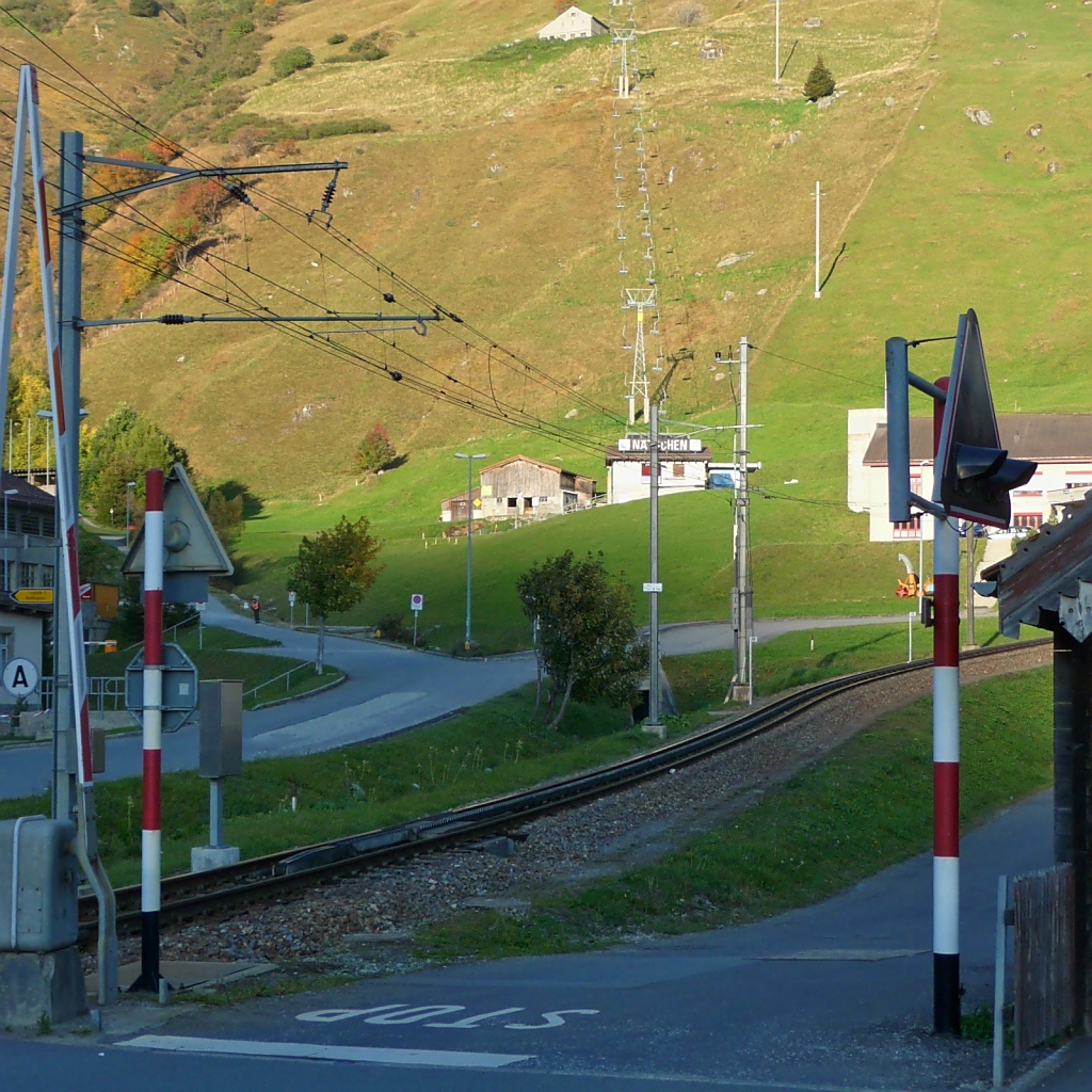 Der Zahnstangenabschnitt von Andermatt nach Ntschen beginnt gleich hinter dem Bahnbergang, 2.10.11